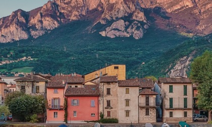 Provincia di Lecco, boom delle strutture turistiche: oltre 6.100 posti letto tra montagne e laghi