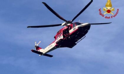 Si tuffa nel lago per salvare i figli e viene inghiottito: le ricerche proseguiranno anche di notte