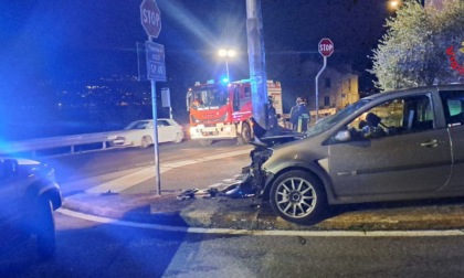 Si schiantano contro un palo: due in ospedale