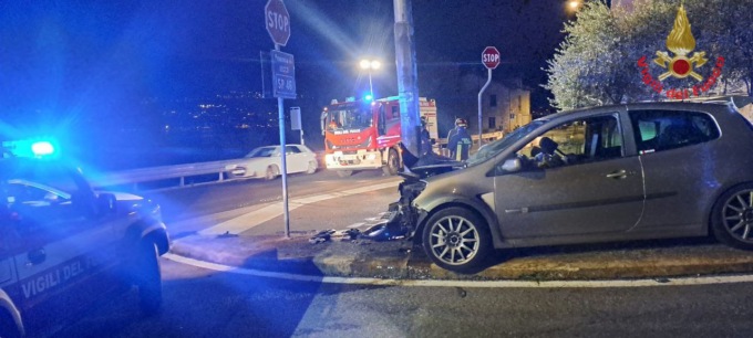 Si schiantano contro un palo: due in ospedale