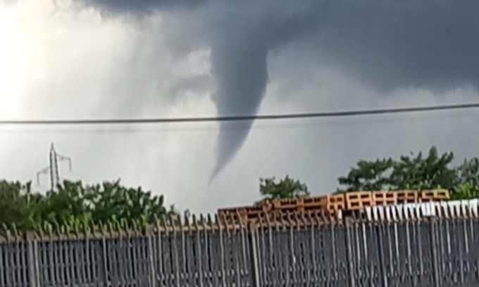 Paura nei cieli del Meratese: avvistato un tornado