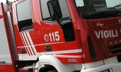 Incendio in camera da letto prima e poi in tutta la casa: morto un uomo