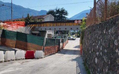 Prove di carico: chiude per una notte il sottopasso di via per Novegolo ad Abbadia Lariana
