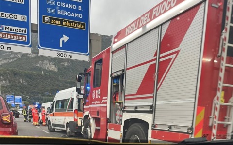 Incidente sul Ponte Manzoni:  scontro tra 4 auto, lunghe code nel tunnel del Monte Barro