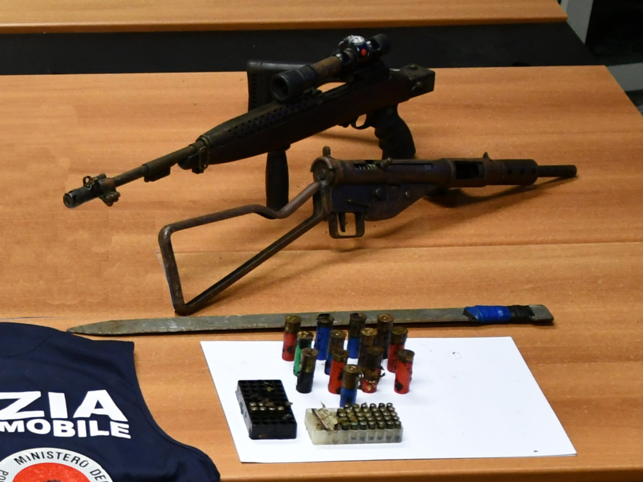 Colico, blitz nei boschi: sequestrati chili di droga, armi e migliaia di euro
