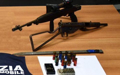 Colico, blitz nei boschi: sequestrati chili di droga, armi e migliaia di euro