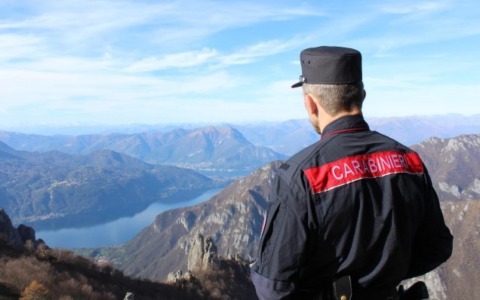Barzio, ciclista colpito da arresto cardiaco: i Carabinieri Forestali lo salvano con il defibrillatore