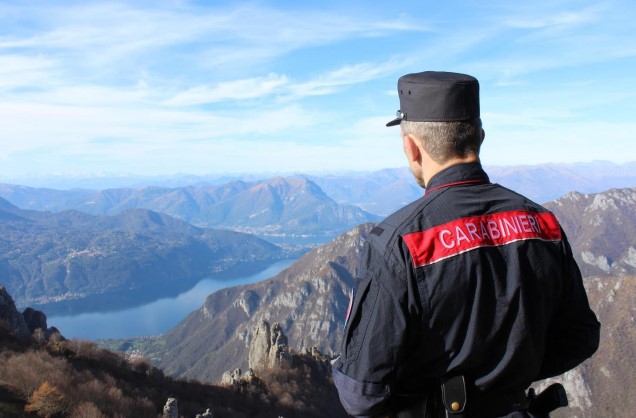 Barzio, ciclista colpito da arresto cardiaco: i Carabinieri Forestali lo salvano con il defibrillatore