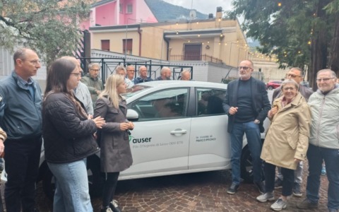 Dona un’auto all’Auser in ricordo del marito