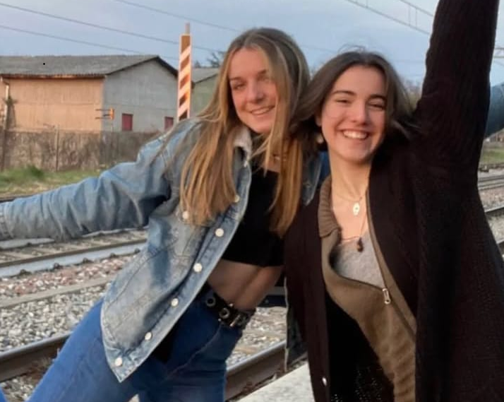 Strazio per Milena Marangon e Giorgia Cagliani, 21 anni, investite e uccise a Brivio. Arrestato il conducente del furgone. Due giorni di lutto cittadino