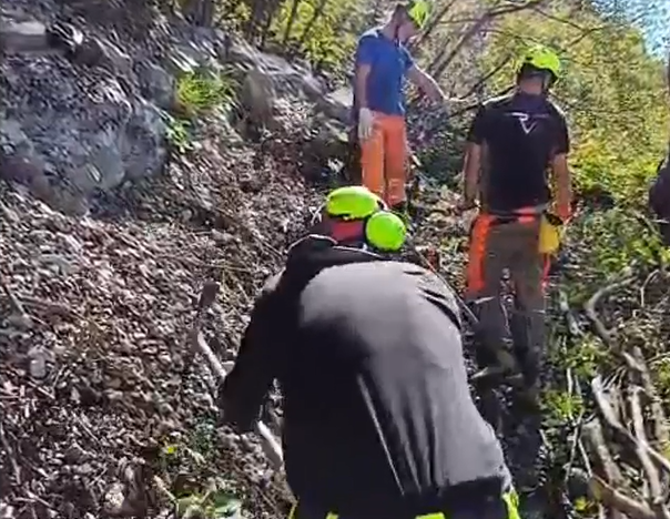 Dopo la frana rocciatori in azione a ridosso della  Statale 36  VIDEO