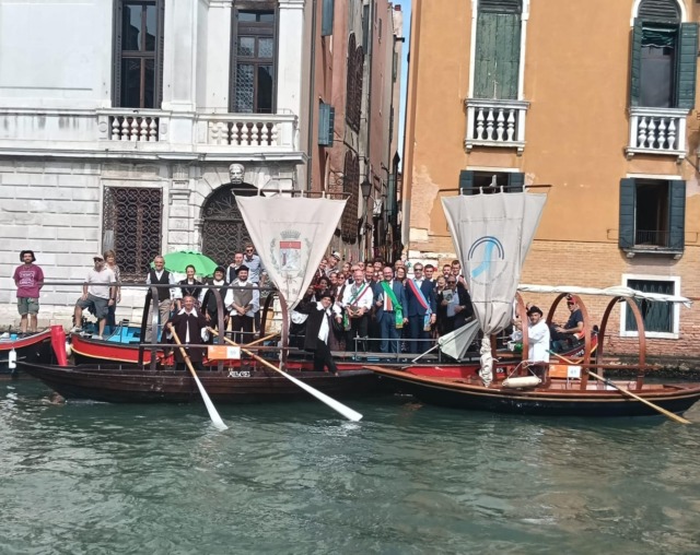 Le Lucie di Lecco incantano Venezia: tradizione lariana sul Canal Grande