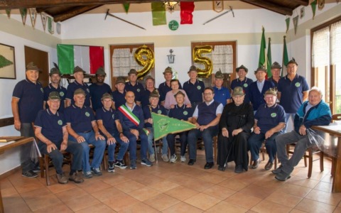 Il Gruppo Alpini di Civate in festa per i 95 anni di Augusto Castagna