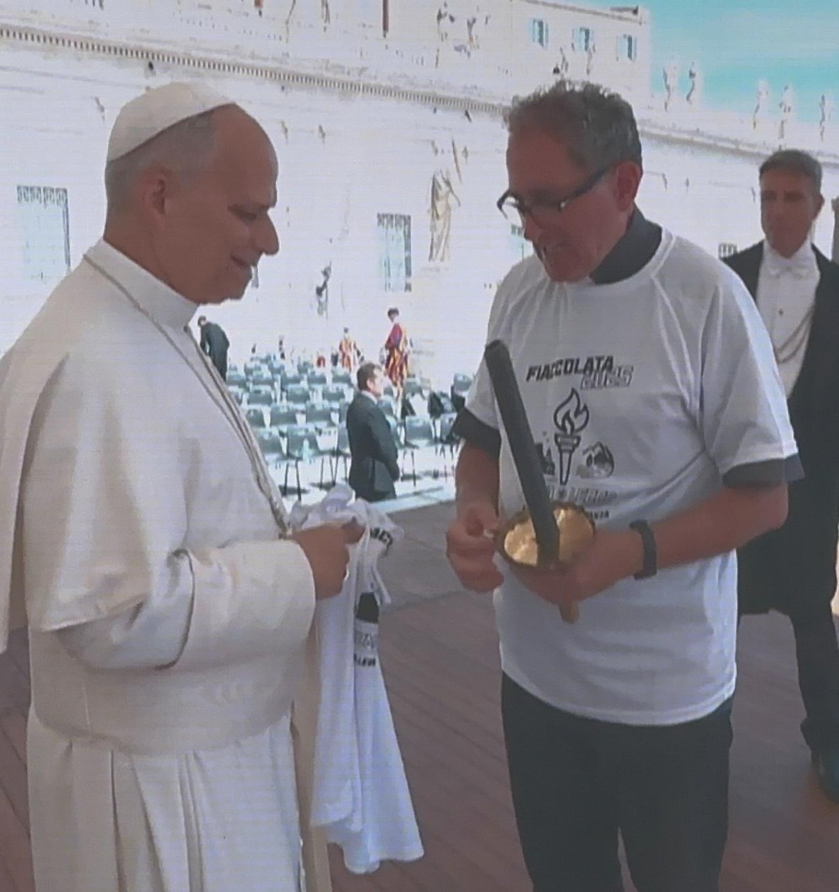 Papa Leone XIV accende la fiaccola della  festa rionale  di Maggianico