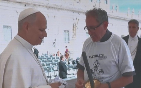 Papa Leone XIV accende la fiaccola della  festa rionale  di Maggianico