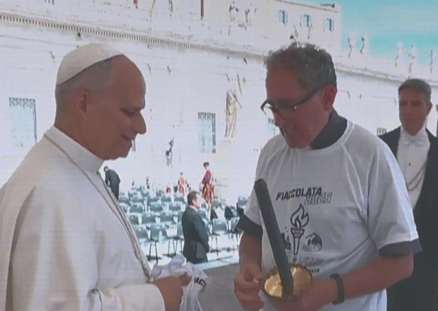 Papa Leone XVI accende la fiaccola della festa rionale di Maggianico