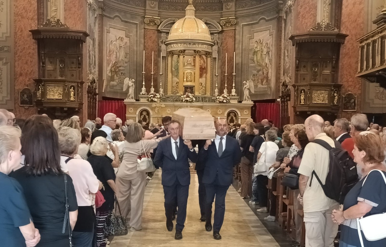 Addio a Don Giacomo Tagliabue: fede, carità e ricordi commossi del sacerdote che portò Madre Teresa nel Lecchese