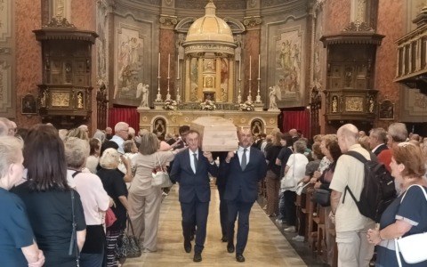 Addio a Don Giacomo Tagliabue: fede, carità e ricordi commossi del sacerdote che portò Madre Teresa nel Lecchese