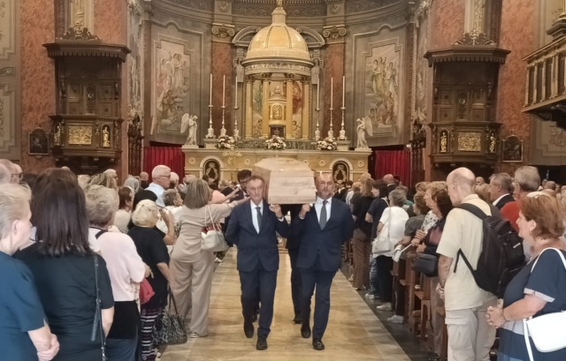 Addio a Don Giacomo Tagliabue: fede, carità e ricordi commossi del sacerdote che portò Madre Teresa nel Lecchese