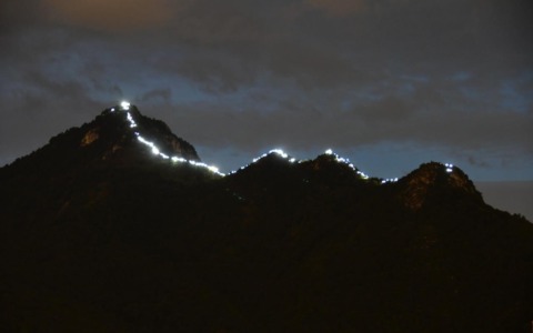 Il Monte Barro si è illuminato: fiaccolata di luce e emozioni per il 45° del Gruppo Podistico Libertà