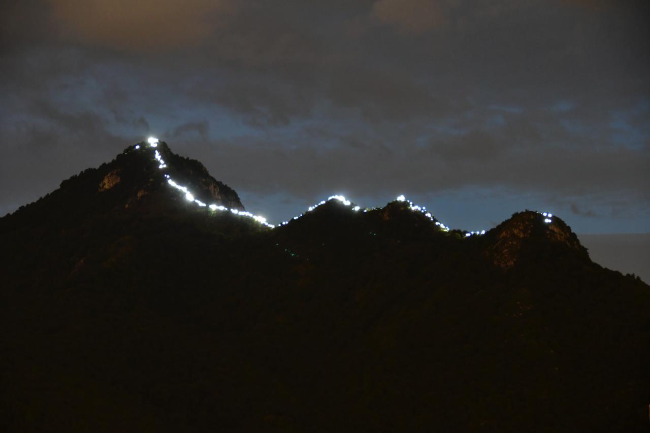 Il Monte Barro si è illuminato: fiaccolata di luce e emozioni per il 45° del Gruppo Podistico Libertà