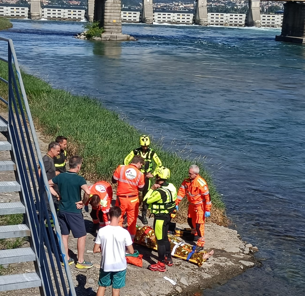Si ribalta in canoa, soccorso da due ragazzi