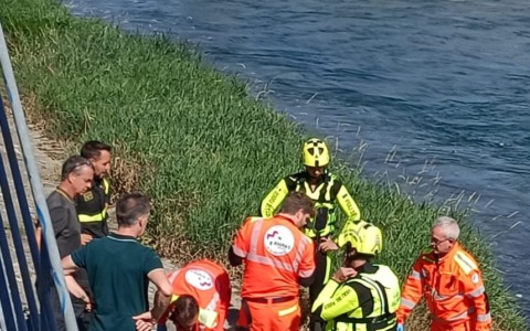 Si ribalta in canoa, soccorso da due ragazzi