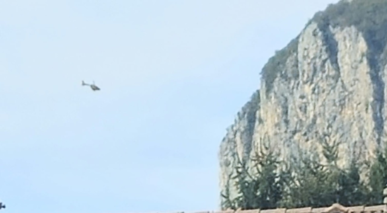 Incrodati sul monte San Martino, soccorsi con l’elicottero