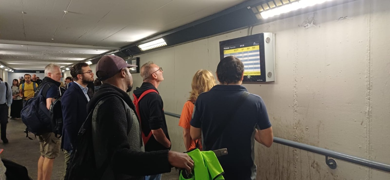 Lecco-Milano, nuovo incubo per i pendolari: guasto a Porta Garibaldi e treni in tilt