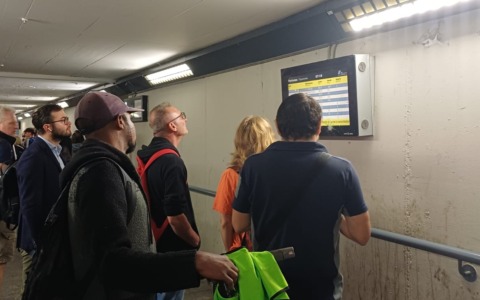 Lecco-Milano, nuovo incubo per i pendolari: guasto a Porta Garibaldi e treni in tilt