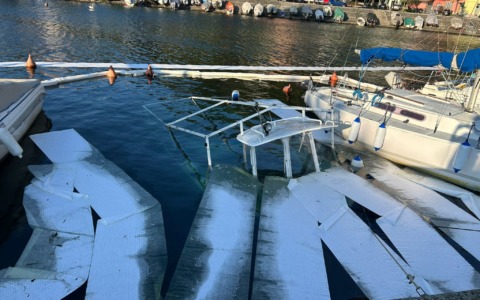 Parè, barca affondata al porto: sversamento di carburante nel lago