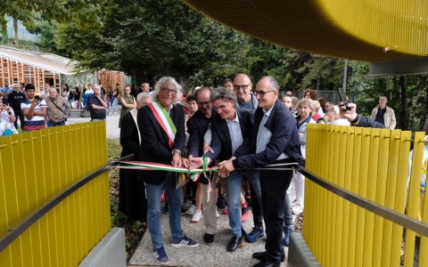 Malgrate, inaugurato il nuovo parco di via Stabilini. L’appello ai cittadini: “Abbiatene cura”