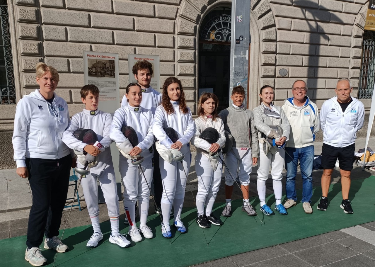 Lecco, piazza Cermenati diventa una pedana da scherma tra sport e inclusione