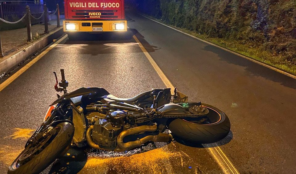 Finisce con la moto nel lago: salvato da una barca
