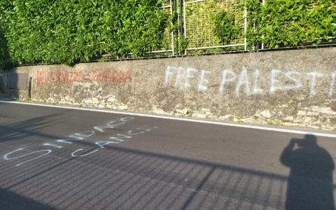 “Palestina Libera” e scritte contro Invernizzi Presse a Pescate