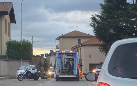 Donna investita da una moto a Casatenovo mentre porta i figli al Piedibus