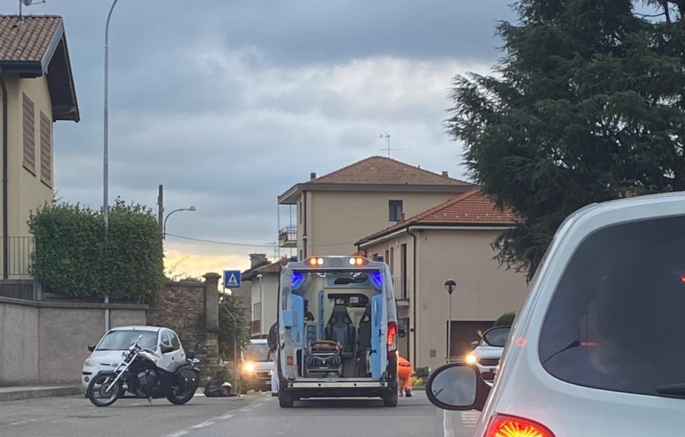 Donna investita da una moto a Casatenovo mentre porta i figli al Piedibus