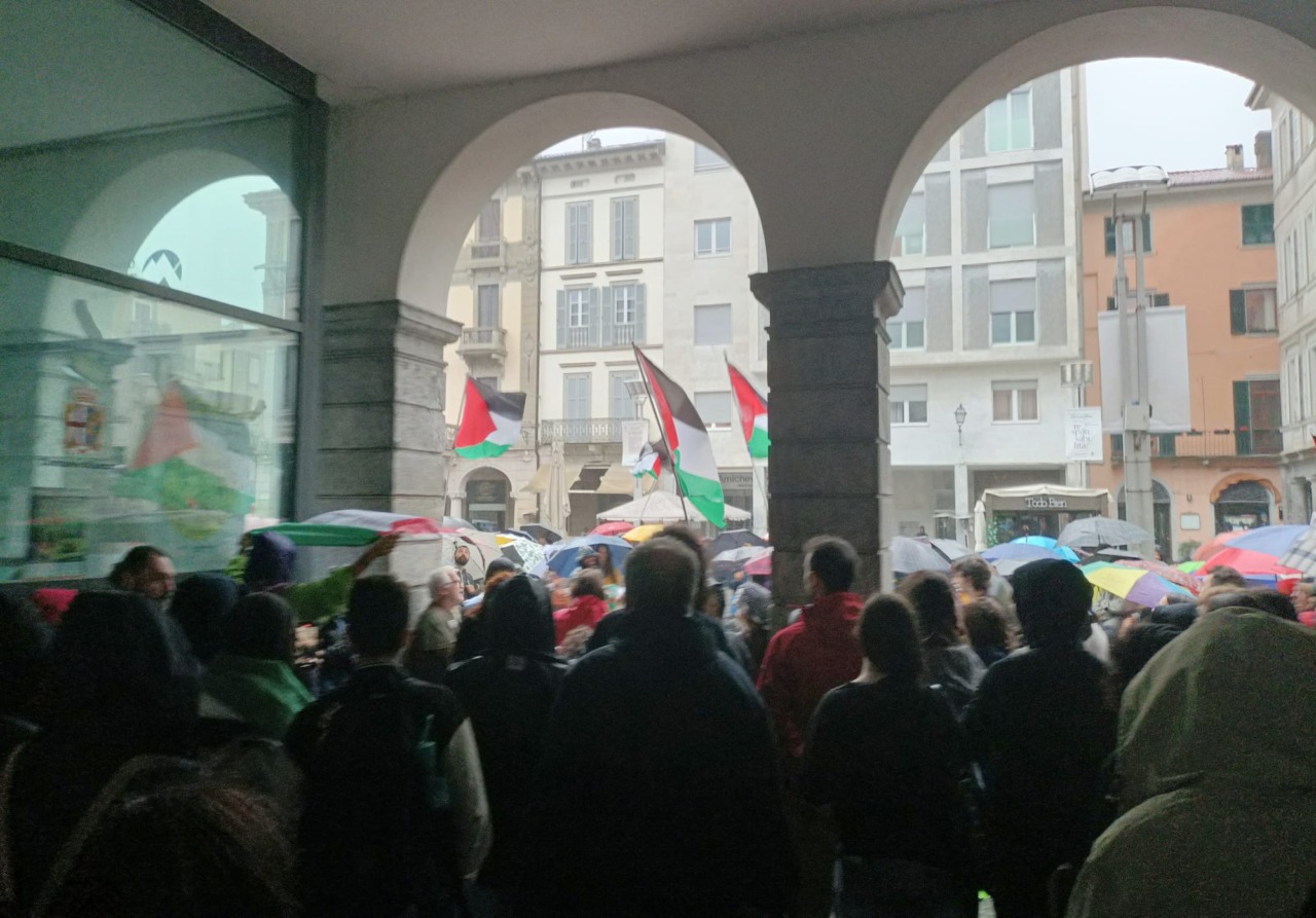A Lecco la pioggia non ferma la mobilitazione per Gaza