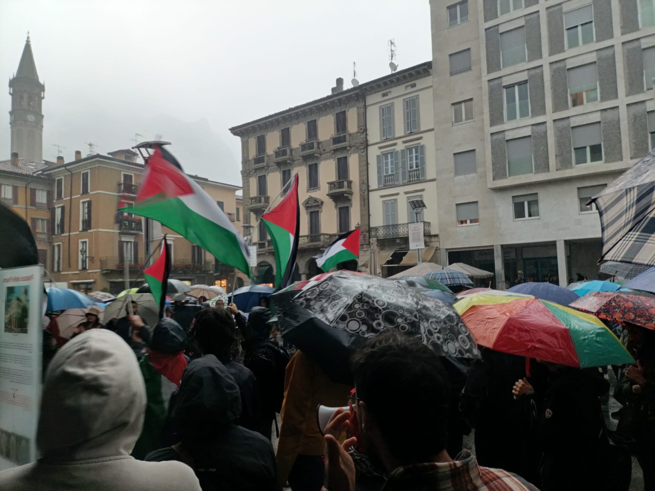 A Lecco piove. Ma a Gaza piovono le bombe. Il maltempo non ferma la mobilitazione per la Palestina