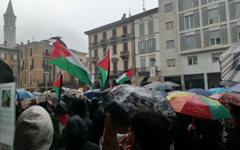 A Lecco piove. Ma a Gaza piovono le bombe. Il maltempo non ferma la mobilitazione per la Palestina