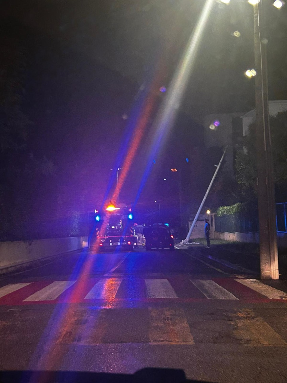 Incidente a Casatenovo: auto si ribalta e si schianta contro un palo