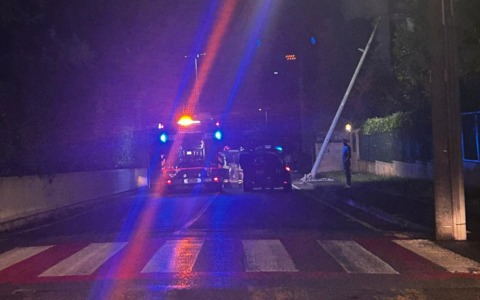 Incidente a Casatenovo: auto si ribalta e si schianta contro un palo