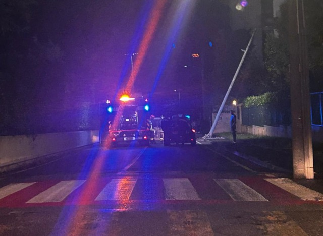 Incidente a Casatenovo: auto si ribalta e si schianta contro un palo