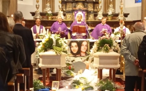 Strazio al funerale di Giorgia Cagliani e Milena Marangon, travolte e uccise a 21 anni