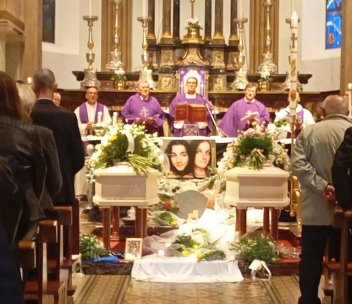 Strazio al funerale di Giorgia Cagliani e Milena Marangon, travolte e uccise a 21 anni