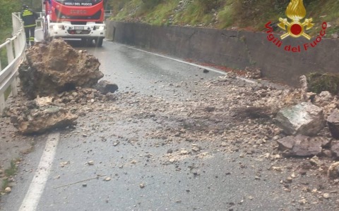 Smottamento sulla Sp 63 a Morterone, Vigili del fuoco al lavoro