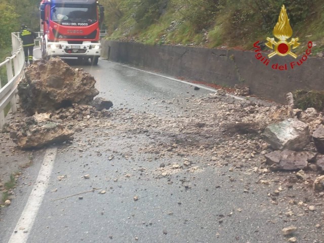 Smottamento sulla Sp 63 a Morterone, Vigili del fuoco al lavoro