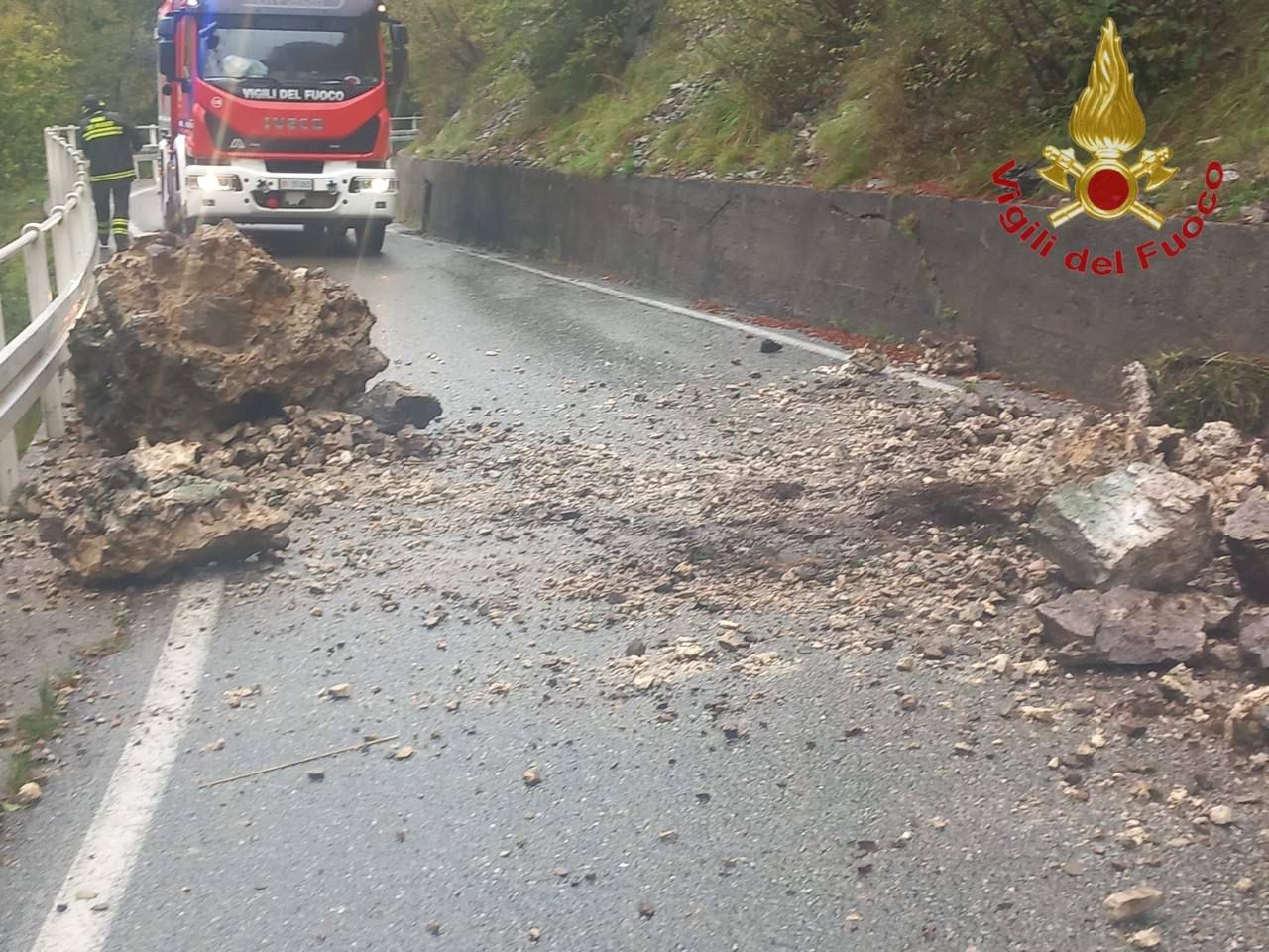Smottamento sulla Sp 63 a Morterone, Vigili del fuoco al lavoro