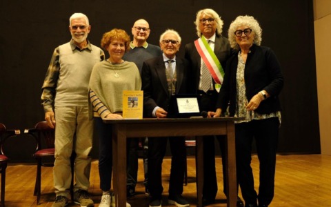 “La vita è bella”: sala gremita a Malgrate per la presentazione del libro del 99enne Luigi Brusadelli