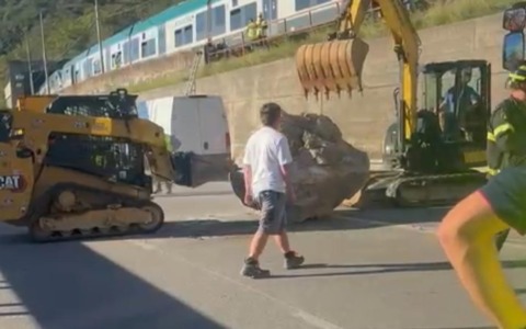 Grande masso precipita sulla Ss36: treni fermi per tre giorni per un altro macigno a rischio caduta